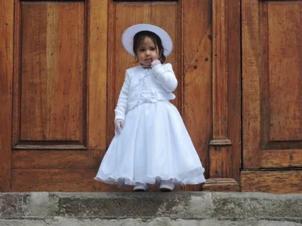 Vestido de Bautizo Emilia para Niña – Conjunto Completo - Imagen 5